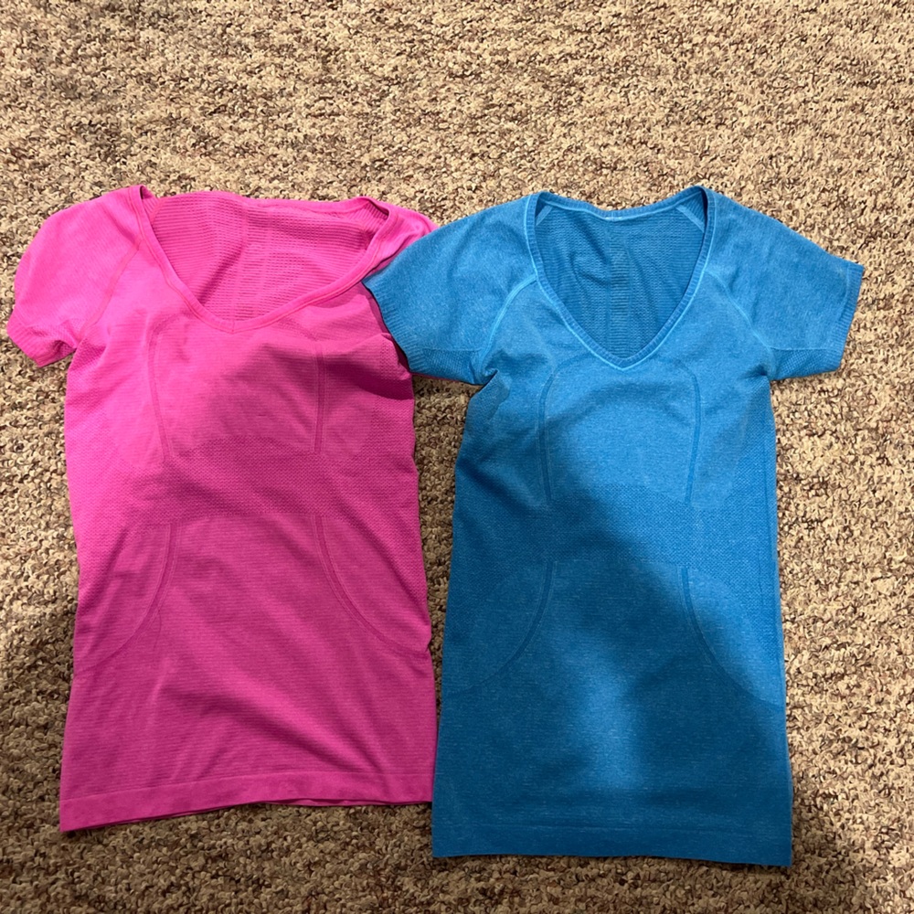 Lot of 2 lululemon swiftly tees size 4 EUC